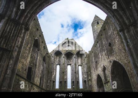 Vieilles ruines historiques en Irlande avec ciel. Banque D'Images