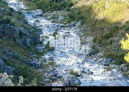 résumé nature fond d'une rivière qui coule sur des rochers dans un ruisseau dans une vallée Banque D'Images