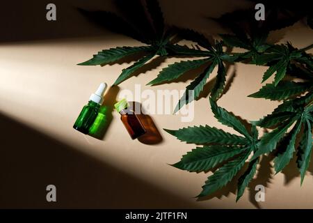 huile essentielle de chanvre et feuilles de cannabis Banque D'Images