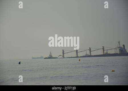 Un transporteur de vrac s'enfonce au large de la côte est, Gibraltar - 30th août 2022 Banque D'Images