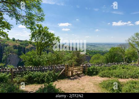 La vue depuis le sommet des falaises de Cheddar sur la gorge de Cheddar dans le paysage national de Mendip Hills North Devon Coast, Somerset, Angleterre. Banque D'Images