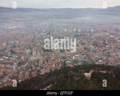 Vue aérienne sur la ville de Prizren, Kosovo avec bâtiments et espaces verts Banque D'Images