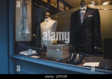 Vitrine de luxe avec costumes élégants pour hommes en Italie Banque D'Images