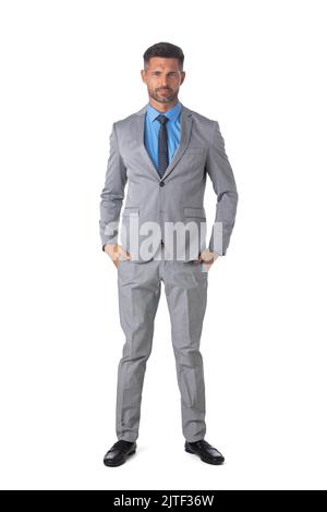 Homme d'affaires debout avec les bras sur des poches isolées sur fond blanc. Prise de vue du corps entier. Banque D'Images