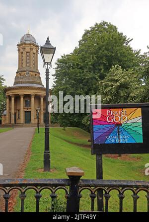 Église réformée unie de Saltaire, Victoria Road, Saltaire, West Yorkshire, Angleterre, Royaume-Uni, BD18 3LF avec affiche arc-en-ciel Banque D'Images