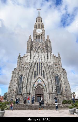 Canela, RS, Brésil - 19 mai 2022: Cathédrale en pierre, Catedral de Pedra en portugais. L'église Nossa Senhora de Lourdes sur la place Matriz. Banque D'Images