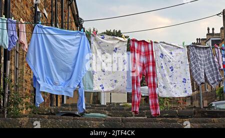 Une ligne de lavage typique dans le jardin, avec des vêtements qui sèchent sous le soleil et la brise, plutôt que de gaspiller de l'électricité dans un sèche-linge Banque D'Images