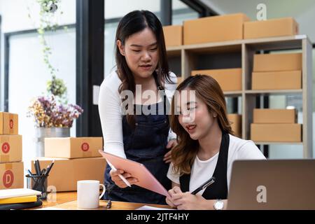 Démarrage de petites entreprises propriétaires de PME, les femmes asiatiques vérifient les commandes en ligne vendre des produits travaillant avec boxs freelance travail à la maison bureau, pme affaires Banque D'Images