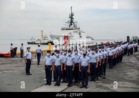 Manille, Philippines. 30th août 2022. LE navire Midgett de la Garde côtière AMÉRICAINE arrive dans la zone portuaire de Manille, aux Philippines. Les gardes-côtes philippins et américains devraient mener des exercices conjoints de recherche et de sauvetage, en renforçant l'application de la loi, le contrôle des pêches et d'autres aspects liés à la sécurité maritime entre les deux pays alliés. (Image de crédit : © Basilio Sepe/ZUMA Press Wire) Banque D'Images