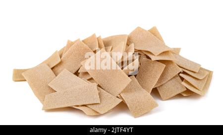 Pile de pâtes Maltagliati isolée sur fond blanc Banque D'Images