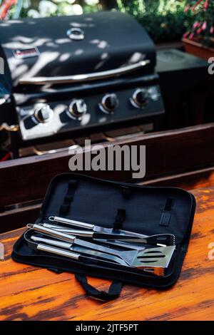 Outil de cuisson réglé sur fond gril. Ensemble d'ustensiles pour barbecue, poignée en acier inoxydable ensemble d'outils pour barbecue extérieur Banque D'Images