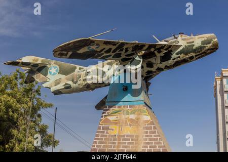 HARGEISA, SOMALILAND - 11 AVRIL 2019 : Mémorial de guerre de Hargeisa composé d'un avion de chasse MIG-17 dans le centre de Hargeisa, capitale du Somaliland Banque D'Images