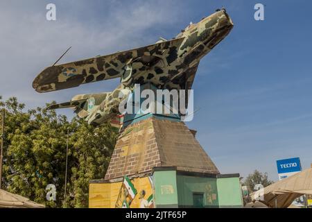 HARGEISA, SOMALILAND - 11 AVRIL 2019 : Mémorial de guerre de Hargeisa composé d'un avion de chasse MIG-17 dans le centre de Hargeisa, capitale du Somaliland Banque D'Images