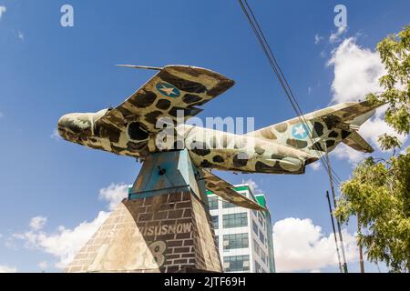 HARGEISA, SOMALILAND - 12 AVRIL 2019 : Mémorial de guerre de Hargeisa composé d'un avion de chasse MIG-17 dans le centre de Hargeisa, capitale du Somaliland Banque D'Images