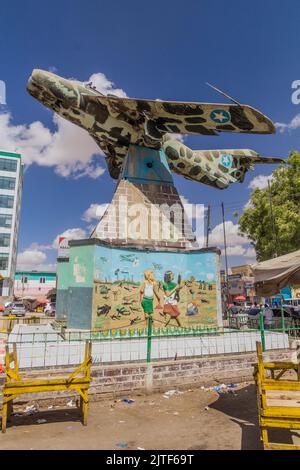 HARGEISA, SOMALILAND - 12 AVRIL 2019 : Mémorial de guerre de Hargeisa composé d'un avion de chasse MIG-17 dans le centre de Hargeisa, capitale du Somaliland Banque D'Images