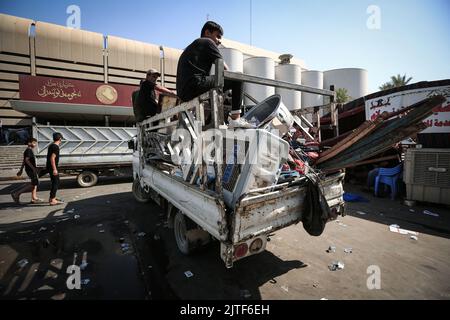 Bagdad, Irak. 30th août 2022. Les partisans de l'influent religieux chiite Muqtada Al-Sadr en Irak ont fait leurs affaires alors qu'ils se retirent de leur site de protestation près du bâtiment du Parlement dans la zone verte de Bagdad. Moqtada al-Sadr a ordonné à ses partisans de se retirer de leur lieu de protestation à Bagdad mardi après des affrontements mortels qui ont fait au moins 25 morts. Credit: Ameer Al-Mohammadawi/dpa/Alamy Live News Banque D'Images