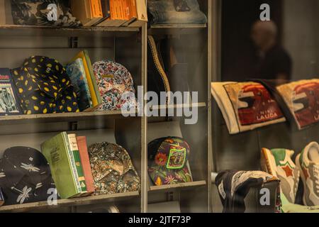 Milan, Italie 30 août 2022 : accessoires vestimentaires dans la vitrine du magasin Banque D'Images