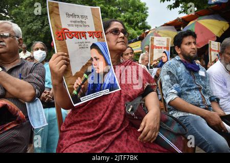 Kolkata, Inde. 30th août 2022. L'activiste tient la plaque pour protester contre la rémission de la punition des violeurs de groupe de Bilkis Bano lors des émeutes de Gujarat en 2002. (Photo de Biswarup Ganguly/Pacific Press) crédit: Pacific Press Media production Corp./Alay Live News Banque D'Images