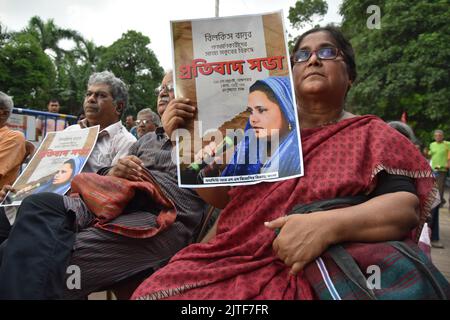 Kolkata, Inde. 30th août 2022. L'activiste tient la plaque pour protester contre la rémission de la punition des violeurs de groupe de Bilkis Bano lors des émeutes de Gujarat en 2002. (Photo de Biswarup Ganguly/Pacific Press) crédit: Pacific Press Media production Corp./Alay Live News Banque D'Images