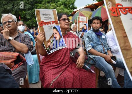 Kolkata, Inde. 30th août 2022. L'activiste tient la plaque pour protester contre la rémission de la punition des violeurs de groupe de Bilkis Bano lors des émeutes de Gujarat en 2002. (Photo de Biswarup Ganguly/Pacific Press) crédit: Pacific Press Media production Corp./Alay Live News Banque D'Images