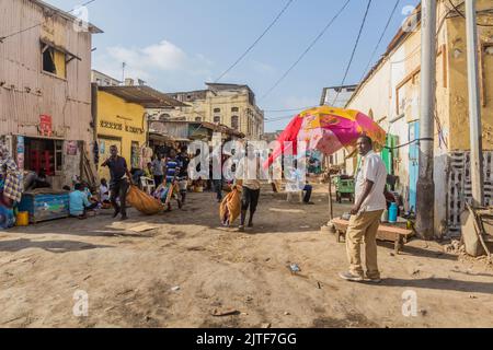 DJIBOUTI, DJIBOUTI - 17 AVRIL 2019 : vue d'une rue dans le quartier africain de Djibouti, capitale de Djibouti. Banque D'Images