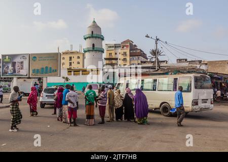 DJIBOUTI, DJIBOUTI - 17 AVRIL 2019 : les gens devant la mosquée Hamoudi à Djibouti, capitale de Djibouti. Banque D'Images