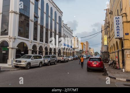 DJIBOUTI, DJIBOUTI - 17 AVRIL 2019: Vue d'une rue dans le quartier européen de Djibouti, capitale de Djibouti. Banque D'Images