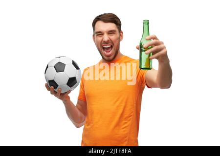 joyeux fan de football avec ballon de football et bière Banque D'Images