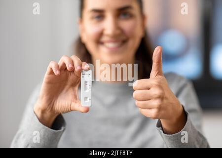 gros plan de la femme avec un test de coronavirus négatif Banque D'Images