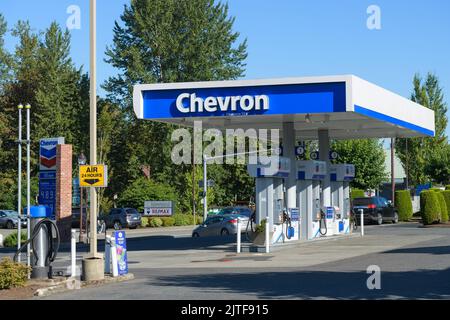 Duvall, WA, Etats-Unis - 29 août 2022 ; piste de station-service de Chevron le jour ensoleillé à Duvall, Washington Banque D'Images