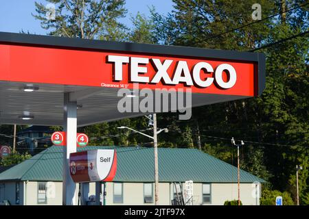 Snohomish, WA, Etats-Unis - 29 août 2022 ; auvent pour station-service Texaco avec nom et pompe en libre-service Banque D'Images