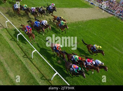 COURSE APRÈS UN FURLONG ET AU-DESSUS DE LA TRAVERSÉE LES COUREURS SONT EN PLEIN GALLOP DANS LE INVESTEC “DASH”.FINALEMENT GAGNANT ORNÉ. EST PROCHE DE L'ALLURE REPRÉSENTÉE PAR Banque D'Images