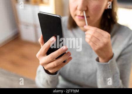 femme effectuant un test d'auto-dépistage du coronavirus à la maison Banque D'Images