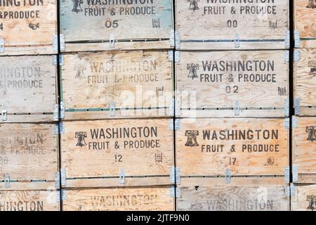 Zillah, WA, Etats-Unis - 24 août 2022 ; boîtes de pommes en bois empilées avec texte fruits et produits de Washington Banque D'Images