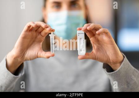 gros plan de la femme qui porte le test d'auto-coronavirus Banque D'Images