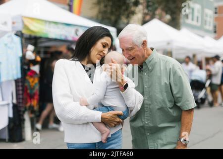 Grands-parents tenant bébé petit-fils (6-11 mois) Banque D'Images