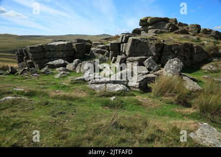 Winter Tor avec West Mill et Yes tor in the distance, Dartmoor, Devon, Angleterre, Royaume-Uni Banque D'Images