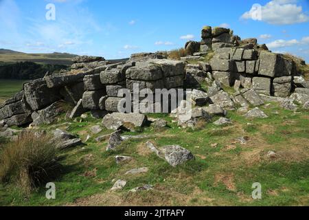 Winter Tor avec West Mill et Yes tor in the distance, Dartmoor, Devon, Angleterre, Royaume-Uni Banque D'Images