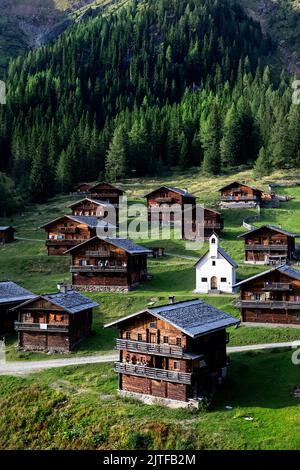 Vue aérienne du village alpin protégé par la conservation d'Oberstalleralm à Innervillgraten, Villgramental, Tyrol oriental, Tyrol, Autriche Banque D'Images