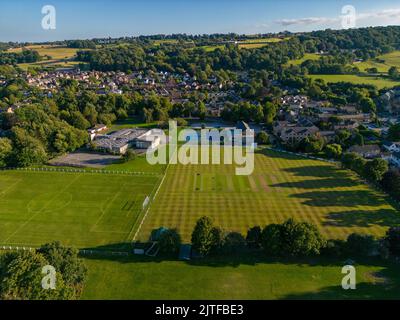 Vue aérienne sur les terrains de jeu de Pool à Wharfedale. Terrain de football du village, green de cricket et école primaire de la piscine. Banque D'Images