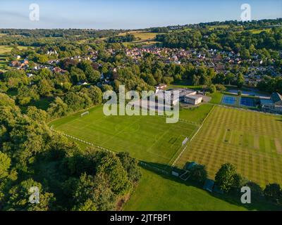 Vue aérienne sur les terrains de jeu de Pool à Wharfedale. Terrain de football du village, green de cricket et école primaire de la piscine. Banque D'Images