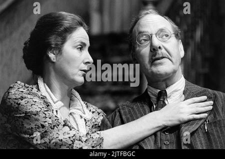 Susan Engel (Kate Jerome), Harry Towb (Jack Jerome) à BRIGHTON BEACH MÉMOIRES de Neil Simon au Aldwych Theatre, Londres WC2 03/12/1986 un National Theatre (NT) production set design: Carl Toms costumes: Lindy Hemming éclairage: Leonard Tucker réalisateur: Michael Rudman Banque D'Images