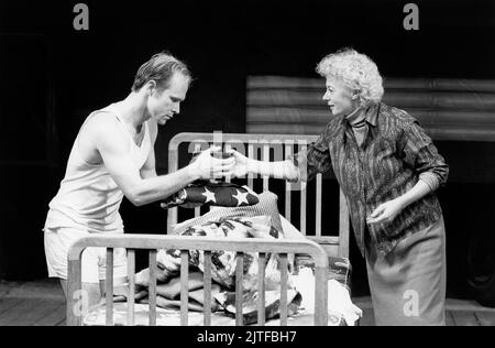 Will Patton (Jake), Geraldine McEwan (Lorraine) dans Un MENSONGE de L'ESPRIT par Sam Shepard au Royal court Theatre, Londres SW1 14/10/1987 musique: Stephen Warbeck design: Paul Brown éclairage: Christopher Toulmin réalisateur: Simon Curtis Banque D'Images