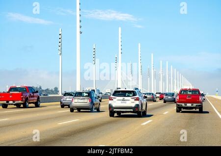 Traversez le San Francisco Oakland Bay Bridge sur la Highway 90 en Californie, aux États-Unis, sous un ciel bleu clair. Banque D'Images