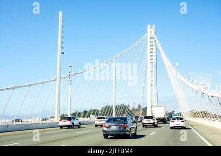 Traversez le San Francisco Oakland Bay Bridge sur la Highway 90 en Californie, aux États-Unis, sous un ciel bleu clair. Banque D'Images