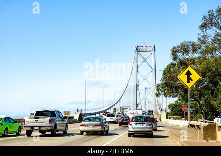 Traversez le San Francisco Oakland Bay Bridge sur la Highway 90 en Californie, aux États-Unis, sous un ciel bleu clair. Banque D'Images