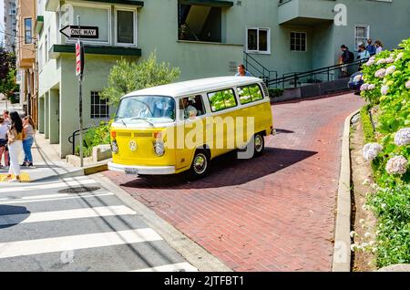 Une fourgonnette jaune VW Camper avec un toit blanc en parfait état sur Lombard Street à San Francisco, Californie, Etats-Unis Banque D'Images