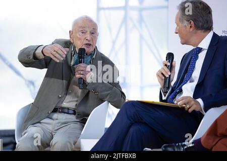 Le sociologue et philosophe français Edgar Morin assiste à la conférence d'été de l'association patronale française Medef la REF 2022 à l'hippodrome de Longchamp à Paris sur 30 août 2022. Photo de Raphael Lafargue/ABACAPRESS.COM Banque D'Images