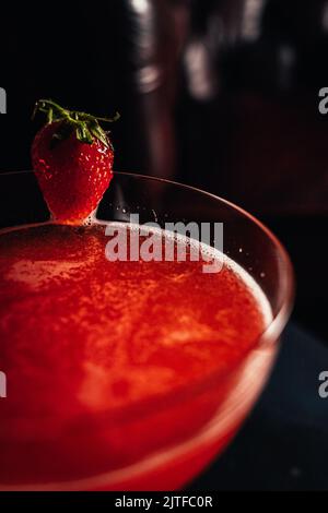 Une vue macro d'une fraise daiquiri cocktial dans un verre avec une décoration de fraise Banque D'Images