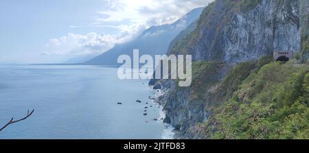 Suhua Highway, Yilan - 29 août 2022 : les falaises de l'océan Chingshui sont les plus hautes falaises côtières de Taïwan Banque D'Images